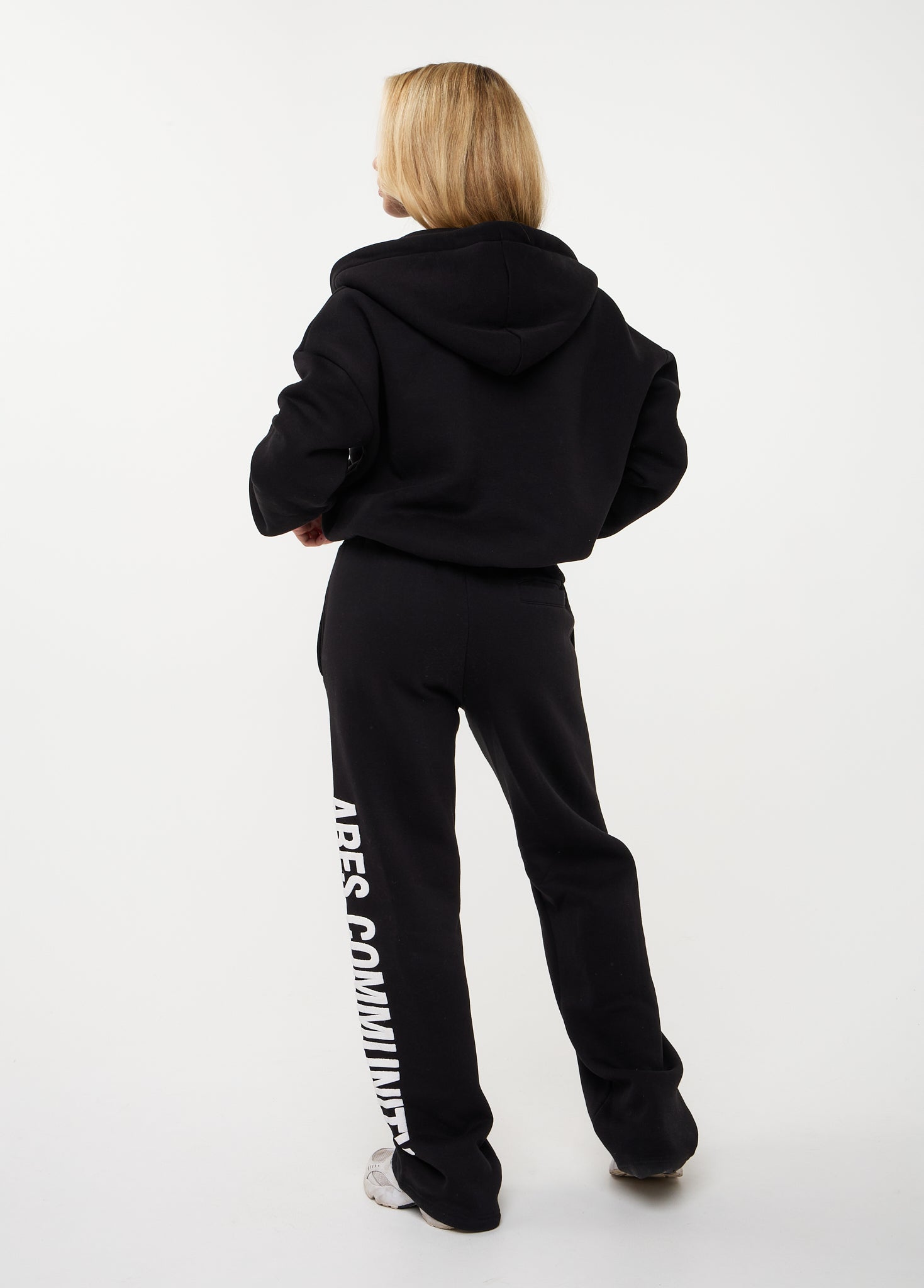 Ares Community Jogger Black (DROPS 24 AUG 20:00)